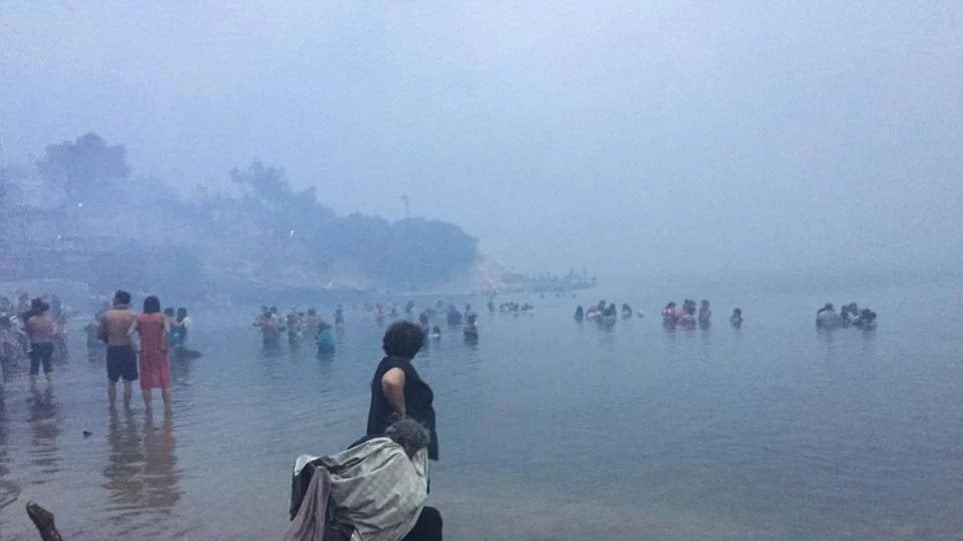 Εθνική τραγωδία με 24 νεκρούς, ανάμεσα τους παιδιά – Θα διπλασιαστεί ο αριθμός- Μανάδες κάηκαν αγκαλιά με τα παιδιά τους – Πνίγηκαν πέφτοντας στην θάλασσα για να σωθούν!